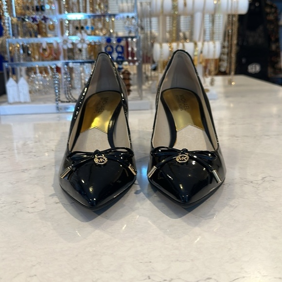 Michael Kors black patent leather with bow heels size 8.5 - Picture 2 of 6